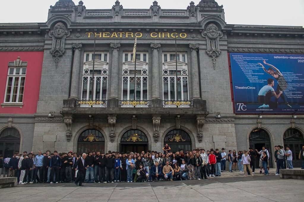 Alunos da OFICINA marcam presença no Theatro Circo