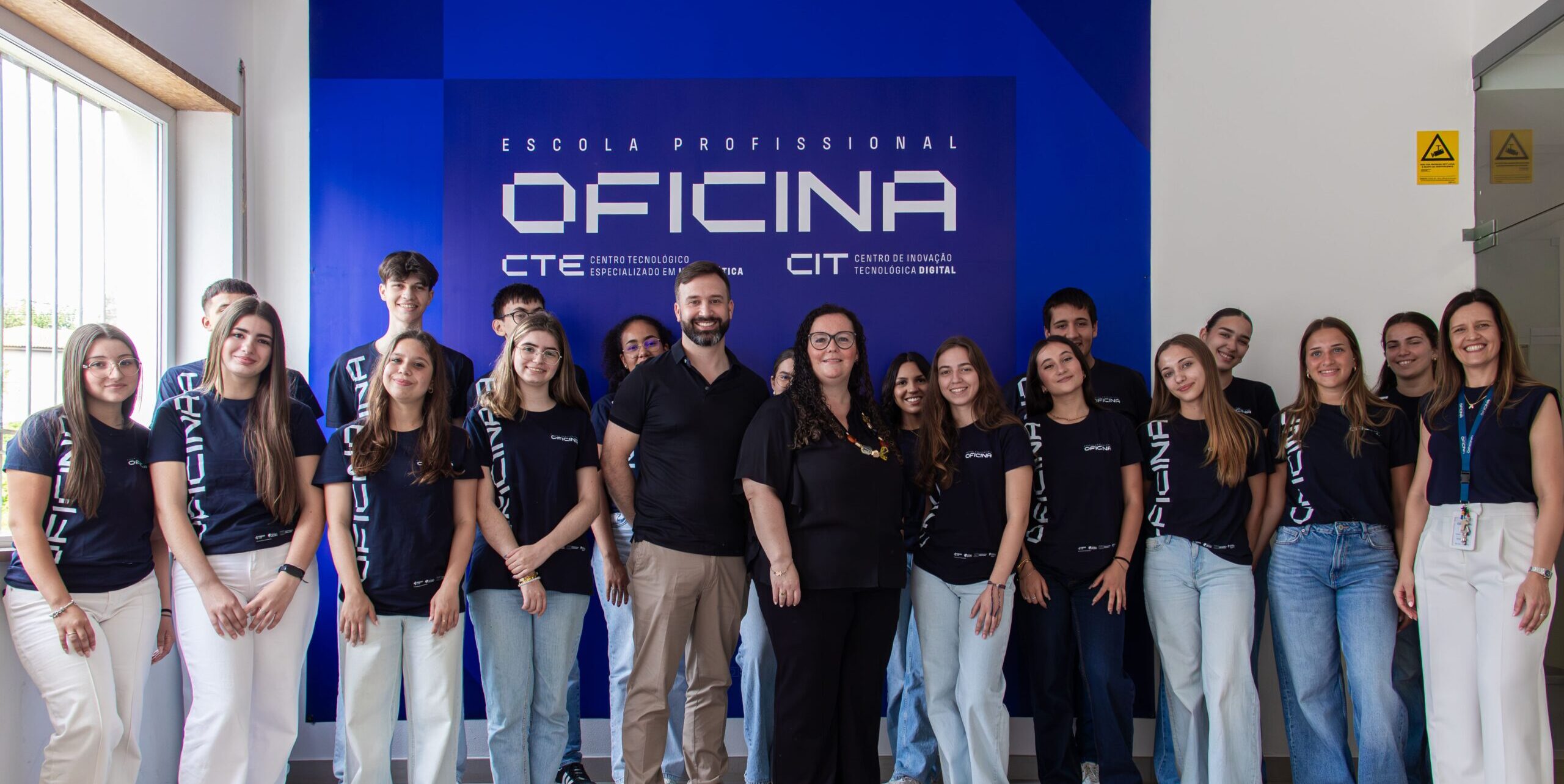 alunos-comunicacao-marketing-escola-profissional-oficina-apresentam-planos-de-marketing-empresa-podomed