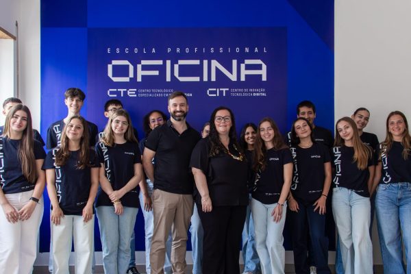 alunos-comunicacao-marketing-escola-profissional-oficina-apresentam-planos-de-marketing-empresa-podomed